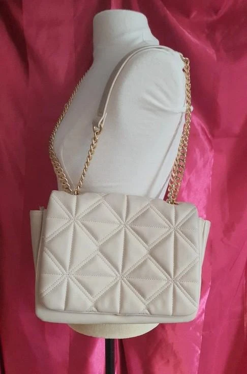 Sac à main matelassé beige à chaîne dorée